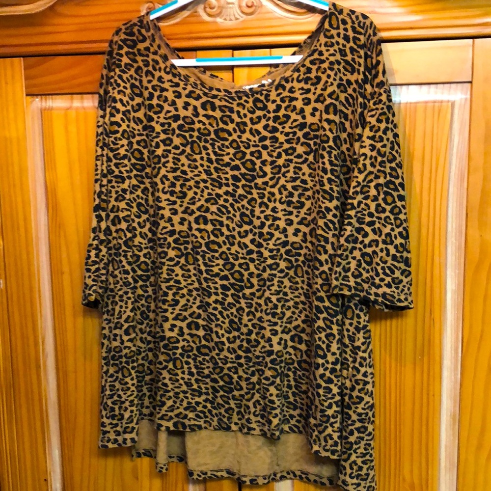 Leopard print knit top. Terra & Sky. 4X.